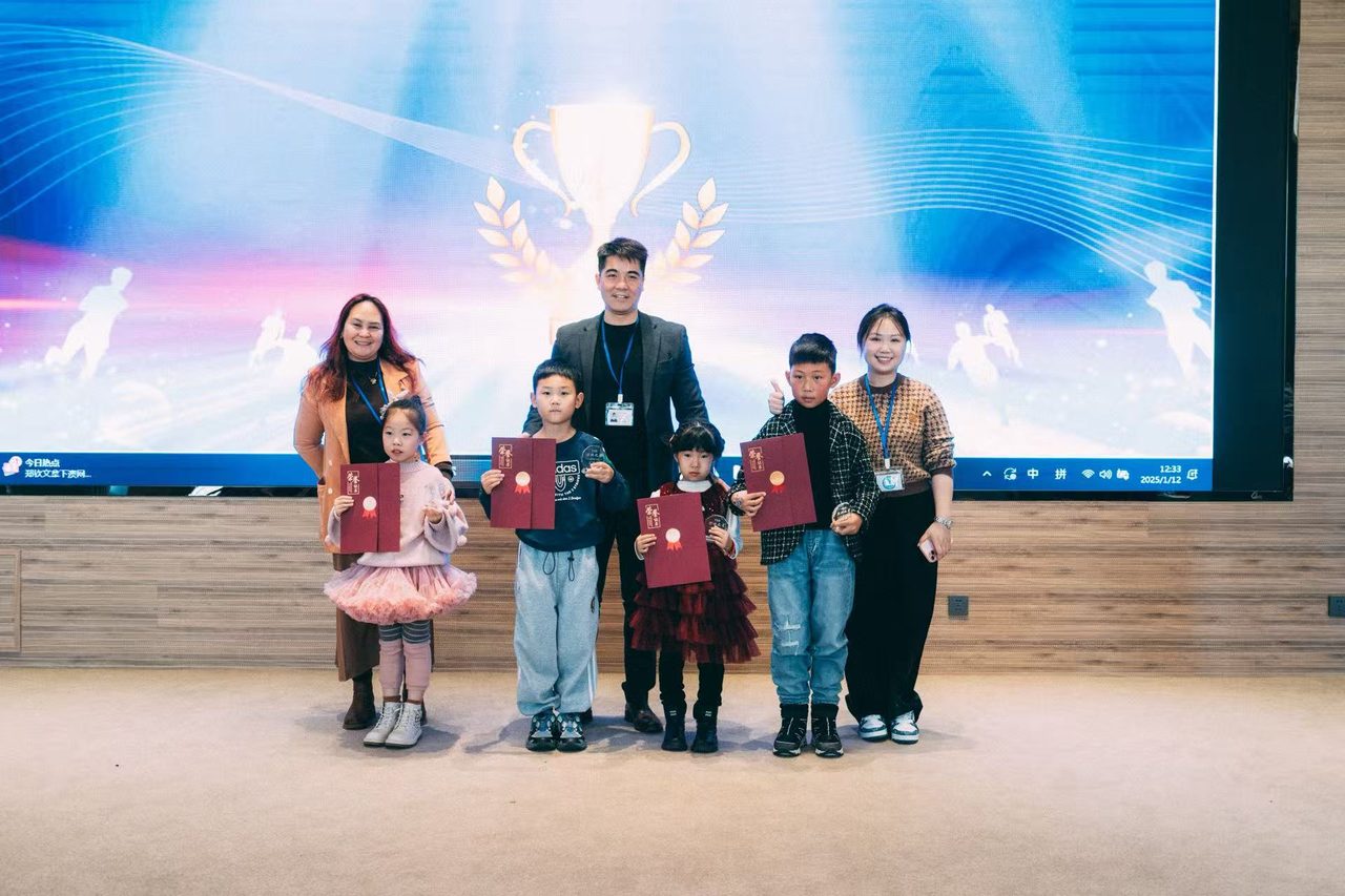 学员登台 TED 演讲赛事